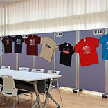 表彰式会場は今回を含めたTシャツの展示