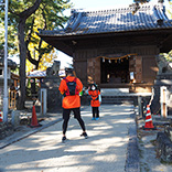 本殿前に一対のこまいぬが鎮座する江戸時代初期に建立の伏見屋稲荷神社