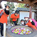 ご家族で参加のチーム。東正寺の入り口で