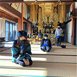 深称寺ではクイズに答えたらボーナスポイントが。みなさんに合掌していただいた