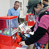 表彰式入口のガチャガチャはやはり若い参加者に人気だった